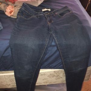 Size 7 straight leg jeans. No holes. Brand new